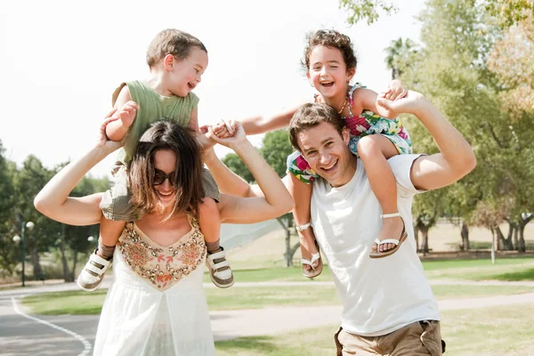 Děti s rodiči se těší — Stock fotografie