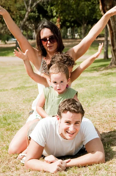 Rodiče objímat s dětmi — Stock fotografie