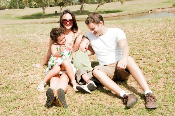 Koppel en met twee kinderen genieten van — Stockfoto