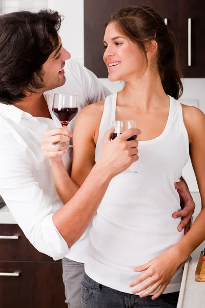 Pár těší jejich víno — Stock fotografie