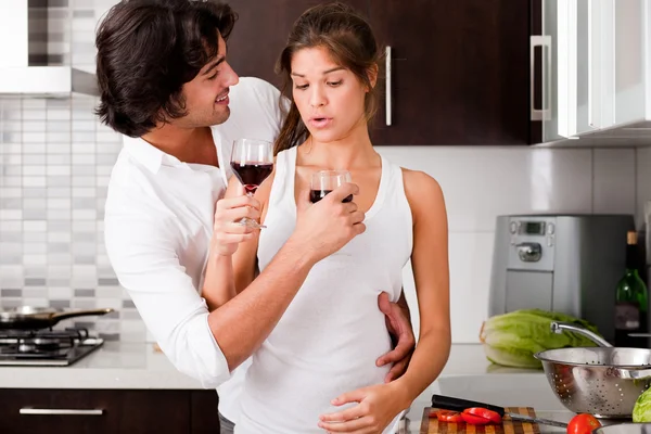 年轻夫妇喝葡萄酒 — 图库照片