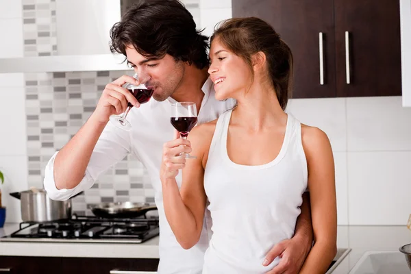 Feliz jovem casal beber vinho — Fotografia de Stock