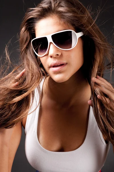 Mulher glamour com óculos de sol — Fotografia de Stock