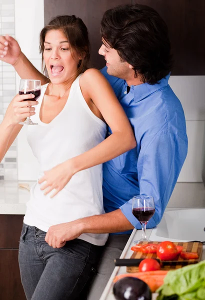 Casal desfrutando de seu amor na cozinha — Fotografia de Stock