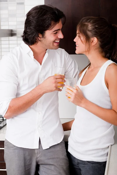 Paar genieten van hun liefde in keuken — Stockfoto