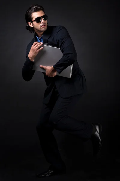 Бизнес-человек с ноутбуком в студии — стоковое фото