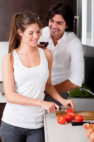 Heureux jeune couple dans la cuisine — Photo