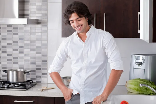Πορτρέτο της ευτυχισμένος άνθρωπος στην κουζίνα — Φωτογραφία Αρχείου