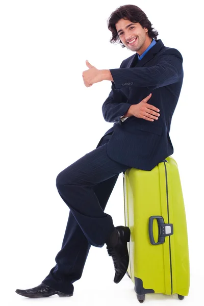 Firemní muž sedící na zavazadla — Stock fotografie