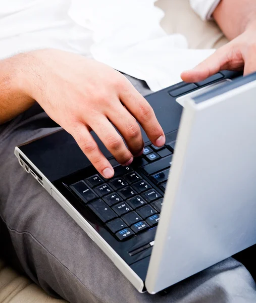 Άνθρωπος πληκτρολογώντας ανοικτή lap-top — Φωτογραφία Αρχείου