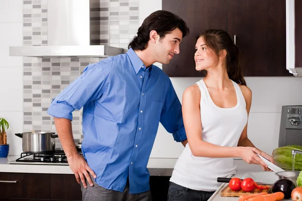 Jovem casal na cozinha — Fotografia de Stock