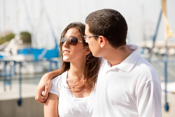 Mladý šťastný pár v přístavu — Stock fotografie