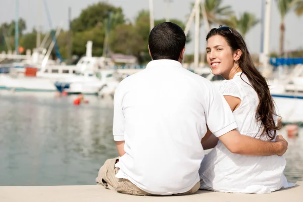 Paar zitten op de haven — Stockfoto