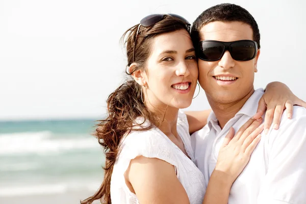 Casal segurando e sorrindo uns aos outros — Fotografia de Stock