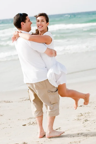 Casal se divertindo ao redor da praia — Fotografia de Stock