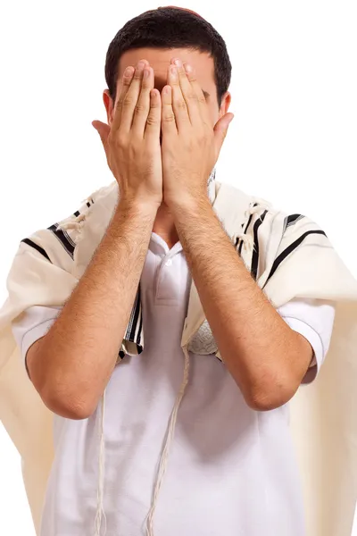 Homem judeu fechando o rosto com as mãos — Fotografia de Stock