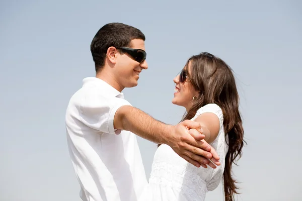 Casal segurando e olhando uns aos outros — Fotografia de Stock