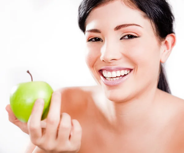 Kobieta uśmiechając się z zielonym jabłkiem — Zdjęcie stockowe