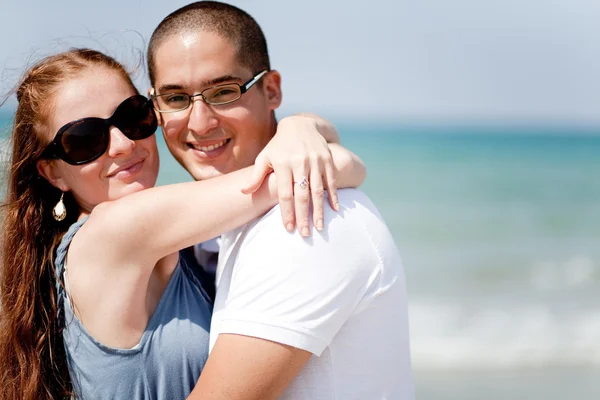 Älskande par tillsammans på stranden — Stockfoto