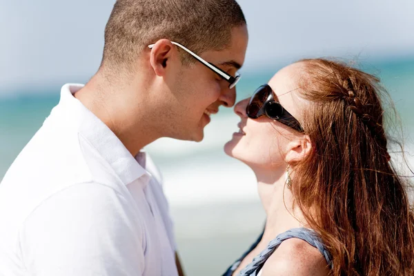 Jovem casal romântico prestes a beijar — Fotografia de Stock