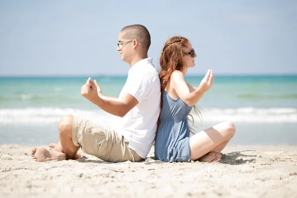 Meditando na praia — Fotografia de Stock