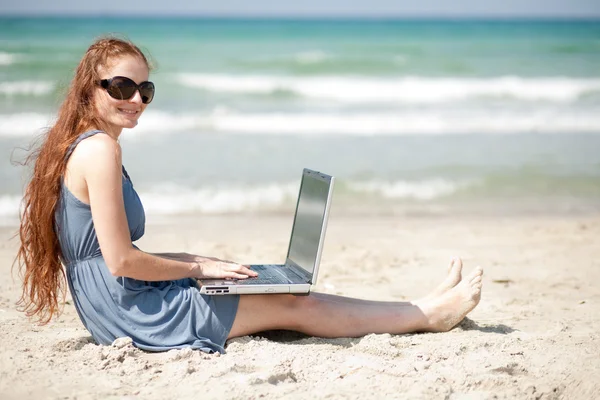 Kobieta pracuje na laptopie siedząc — Zdjęcie stockowe