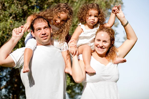 Šťastná rodina těší v parku — Stock fotografie