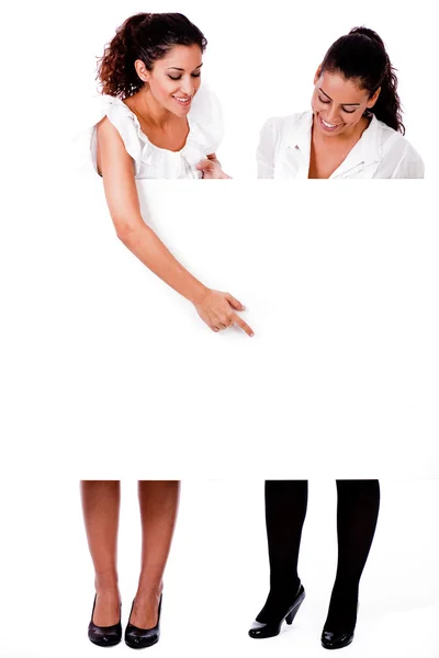 Femme pointant un tableau blanc vers un autre — Photo