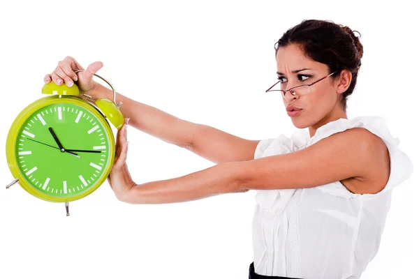 Kadın holding yeşil saat — Stok fotoğraf