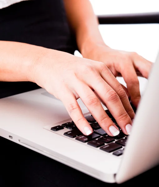 Hands typing on laptop — Stock Photo, Image