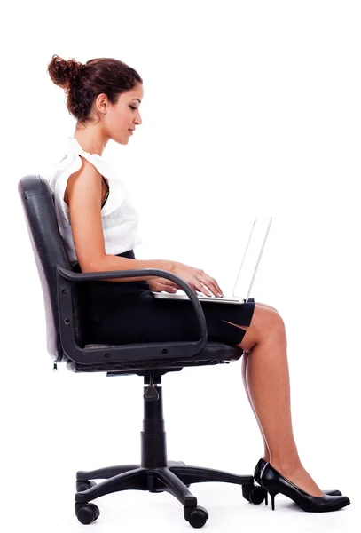 Porträt einer Frau, die mit Laptop arbeitet — Stockfoto