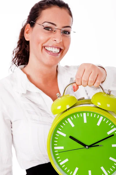 Jovem mulher feliz carregando um relógio — Fotografia de Stock