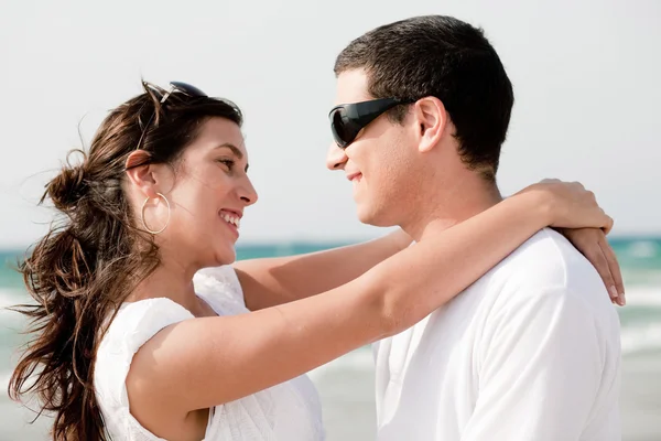 Amor casal olhar uns aos outros e sorrir Fotografias De Stock Royalty-Free