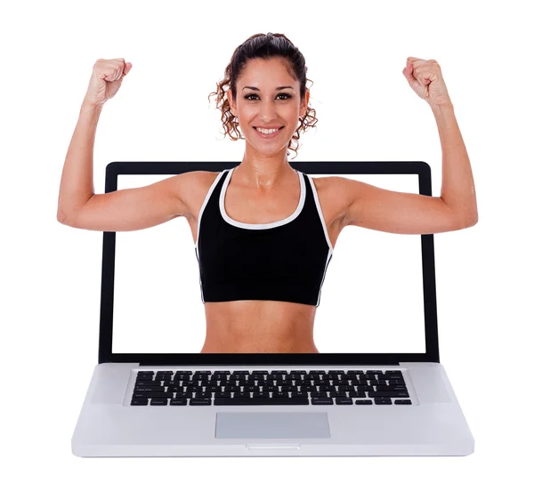 Mulher fitness através de laptop — Fotografia de Stock