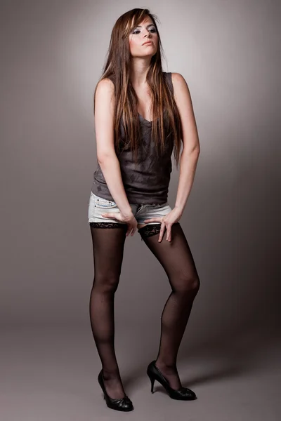 Linda joven modelo de pie —  Fotos de Stock