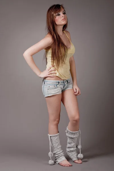 Linda joven modelo de pie — Foto de Stock