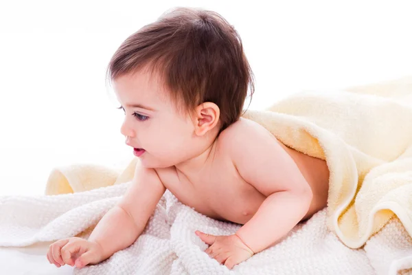 Bebé acostado bajo la toalla amarilla —  Fotos de Stock
