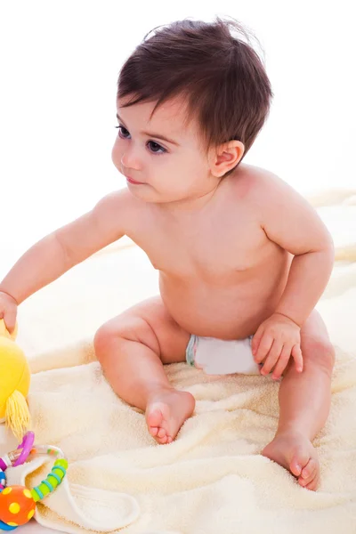 Småbarn som sitter med leksaker — Stockfoto