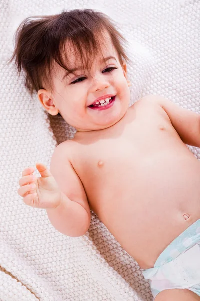 Bébé riant après le bain — Photo