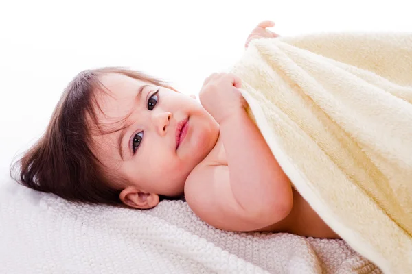 Bébé couché et enveloppé dans une serviette — Photo
