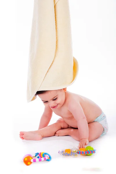 Bebek onun başında havlu ile — Stok fotoğraf