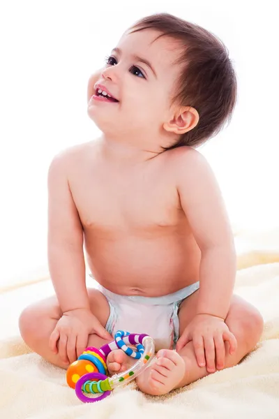 Baby vergadering met speelgoed en glimlach — Stockfoto