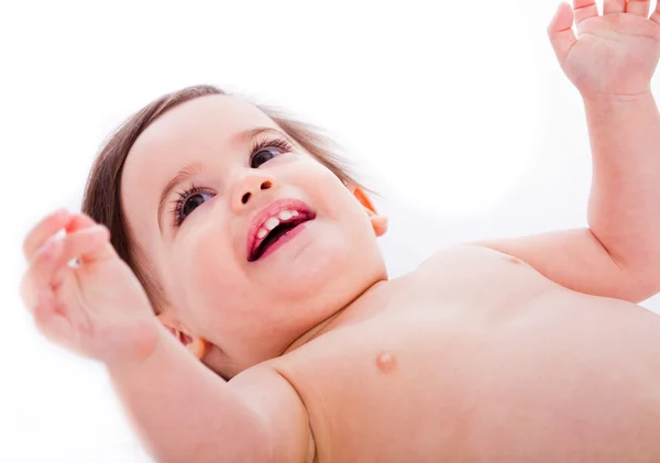 Крупный план счастливого ребенка с поднятыми руками — стоковое фото