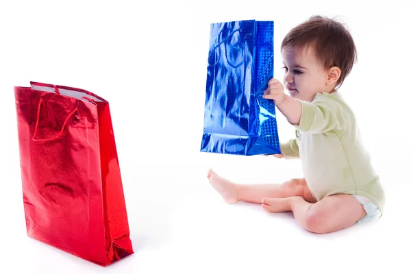 Bambino che tiene la borsa della spesa — Foto Stock