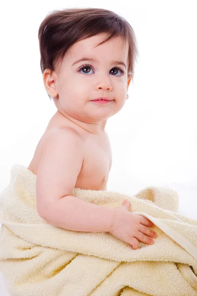 Bebê bonito envolto em toalha de banho — Fotografia de Stock