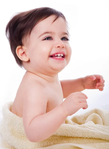 Baby lächelt beim Spielen mit Handtuch — Stockfoto