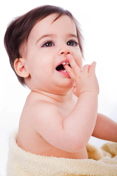 Ребенок с пальцем во рту смотрит вверх — стоковое фото