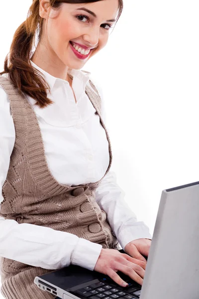 Χαριτωμένο κορίτσι πληκτρολογώντας σε φορητό υπολογιστή — Φωτογραφία Αρχείου