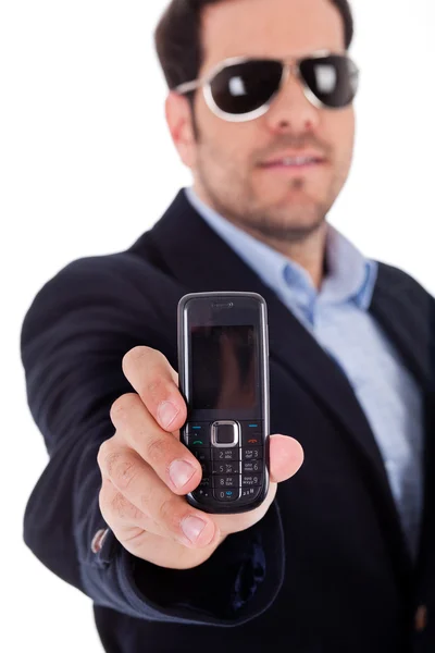 Muž s jeho sluneční brýle a mobilní — Stock fotografie