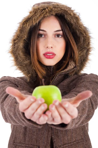 Hermosa joven mostrando manzana verde —  Fotos de Stock
